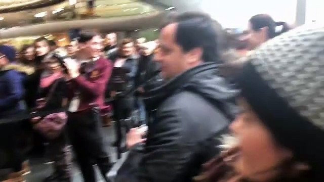 Ce Pauvre mec s’est pris pour Harry Potter en voulant traverser le mur de la gare de King’s Cross pour rejoindre la voie 9¾ ! malheureusement pour lui, ça n’a pas marché…