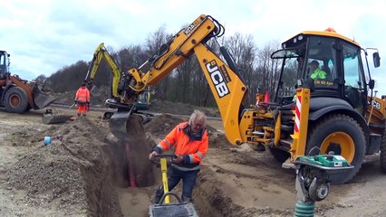 JCB 4CX with very skilled backhoe drive