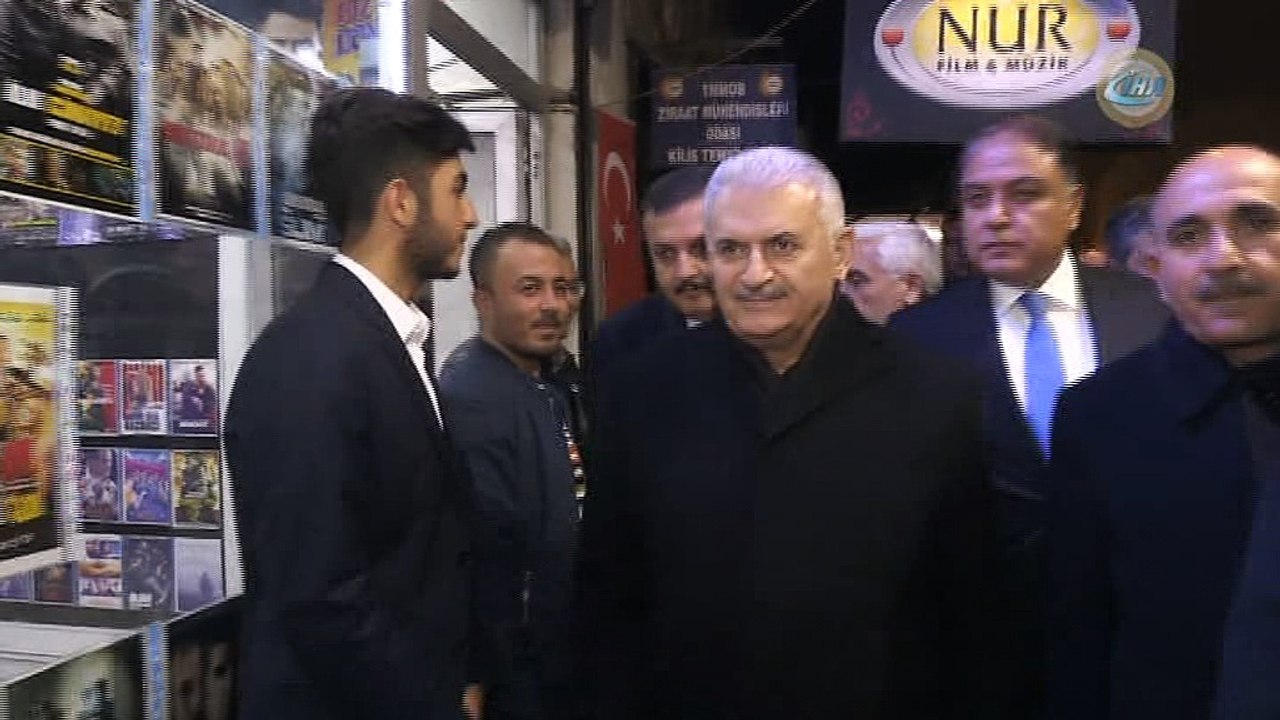 Başbakan  Yıldırım, terör örgütü PYD/PKK’nin roketle saldırdığı Kilis Çalık Camisi'ni ziyaret etti