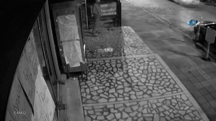 Acemi hırsız parke taşıyla kapıyı kıramayınca böyle kaçtı