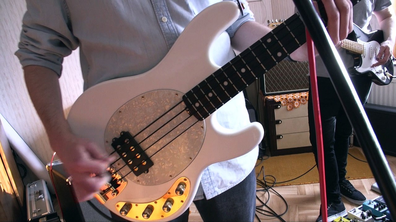 Où sont passés les instruments de Keep Yourself Alive ?