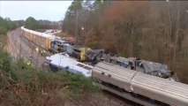 Dos muertos y decenas de heridos al chocar dos trenes en Carolina.