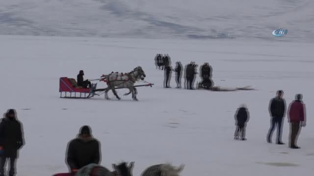 Buz Tutan Çıldır Gölü'nde Renkli Görüntüler