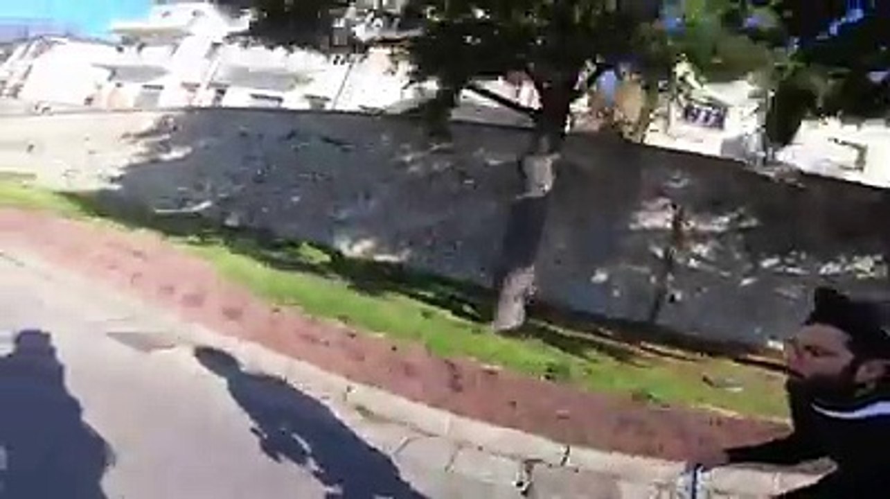 Un prêtre fait la course avec des cyclistes