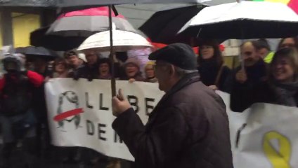 Joan Badia arriba al jutjat de Manresa entre aplaudiments