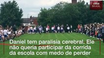 Menino com paralisia cerebral vence corrida na escola com ajuda de amigos