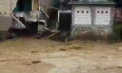 Rumah Roboh Akibat Derasnya Arus Sungai Ciliwung