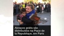Ataques em Paris: grupo distribui abraços na rua em reação a terror