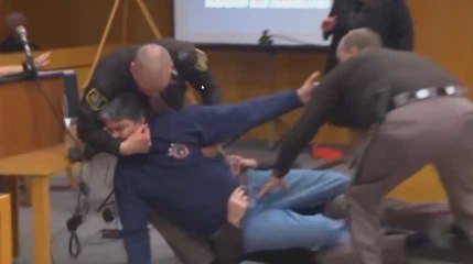 Un père essaie d'attaquer Larry Nassar en plein tribunal