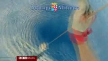 Vídeo da Marinha italiana mostra resgate de imigrante no mar por helicóptero