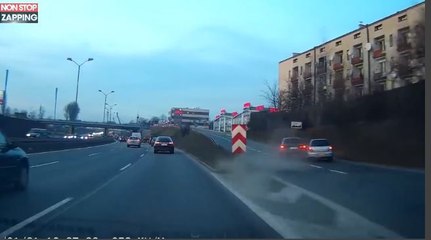 Un conducteur inconscient provoque un accident à une sortie d'autoroute (vidéo)