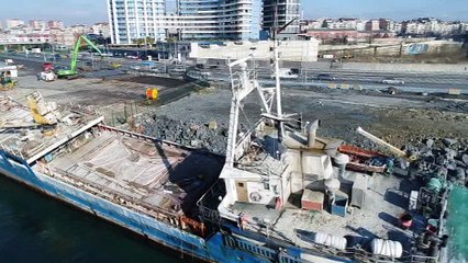 Zeytinburnu'nda karaya oturan gemi havadan görüntülendi