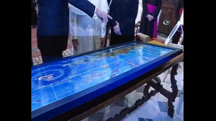 Cumhurbaşkanı Erdoğan'ın hediyesi Papa'yı hayran bıraktı