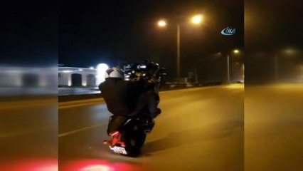 Motosikletli gençler hem kendilerini hem de diğer sürücüleri tehlikeye attı