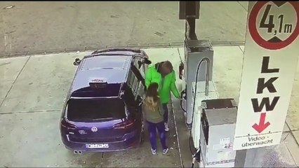 Pai ensinava a sua filha como abastecer o depósito do carro... mas a coisa não correu bem!