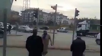 Konya'da otomobili ezmeye çalışan TIR