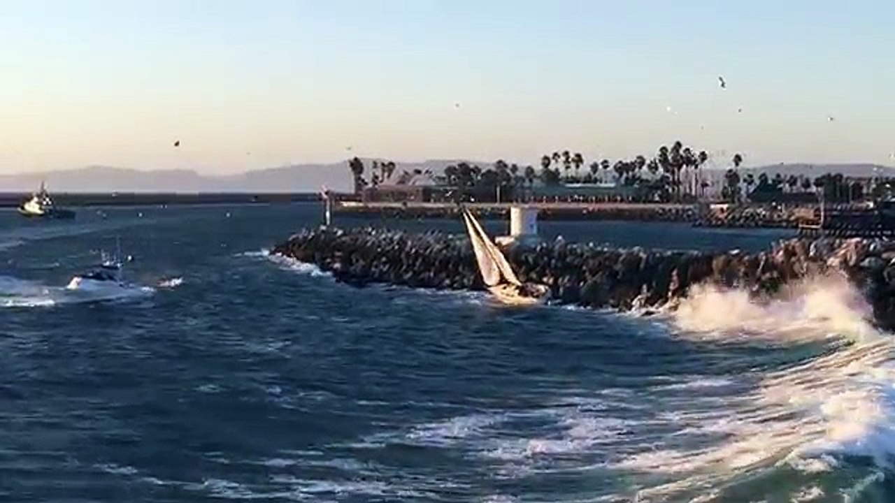 Intervention risquée pour sauver un voilier projeté contre les rochers