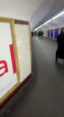 Une femme repère les contrôleurs dans les couloirs du métro et pense échapper à l’amende
