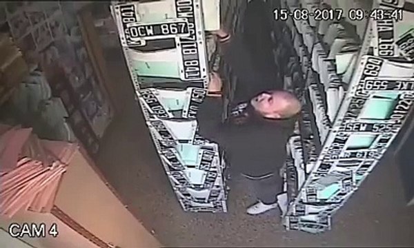 Un homme fait tomber des étagères