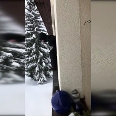 Une femme disparaît en sautant dans la neige depuis son balcon !