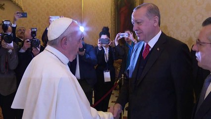 Papa oferece símbolo da paz ao presidente turco