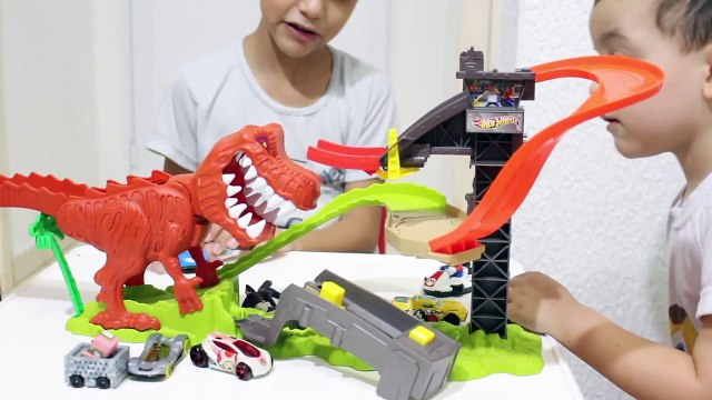 Hot Wheels Pista Ataque do Dinossauro Jurassic T-Rex Takedown Brinquedos Carrinhos Dino Attack