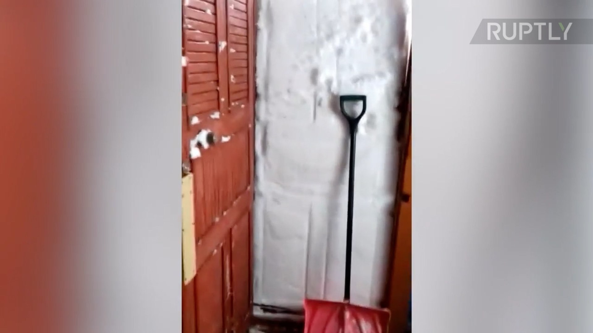 ⁣Житель Сахалина пробивает снежную стену, чтобы выйти из дома