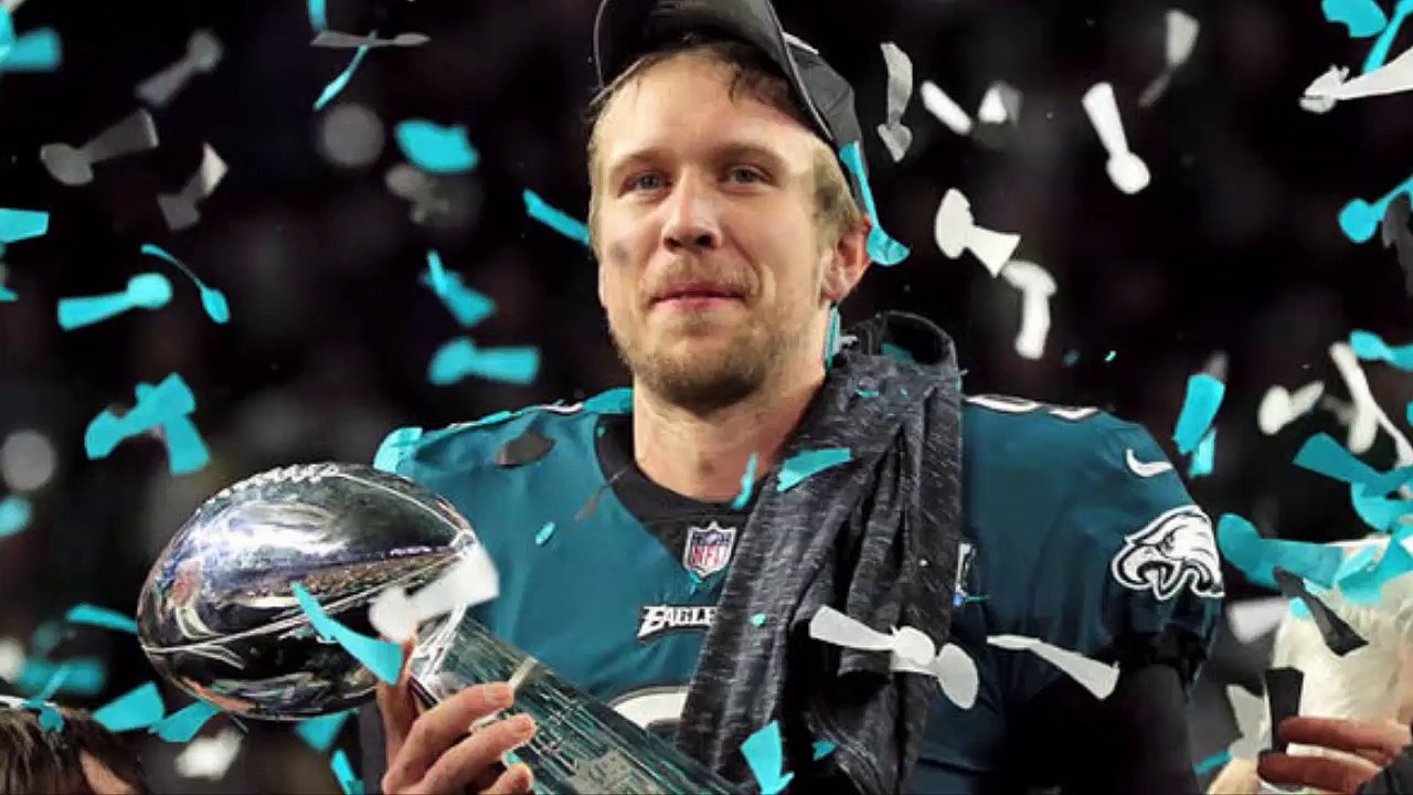 NICK FOLES, CAMPEÓN DEL SUPER BOWL, CONMUEVE CON SU ADORABLE BEBÉ