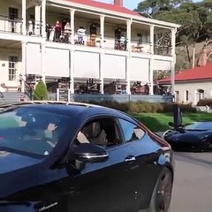 Le stationnement en parallèle automatique d'une Mercedes c63s AMG entre 2 Lamborghini Aventador