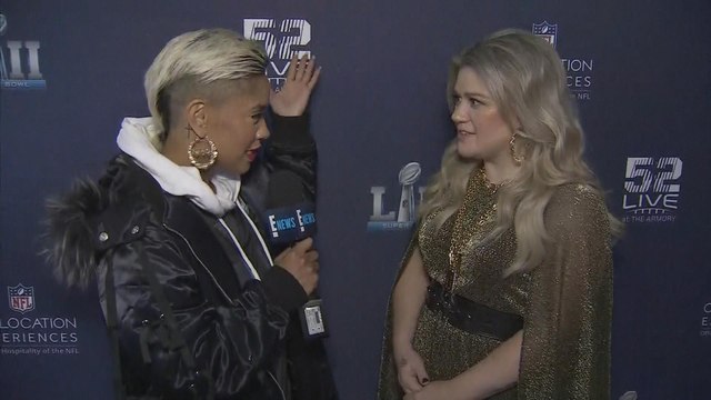 Kelly Clarkson Day-Drinks for the First Time