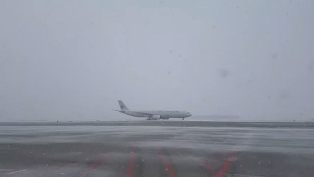 Los pasajeros graban los estragos de la nieve en el Aeropuerto Madrid-Barajas