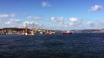 Petrol platformu taşıyan gemi İstanbul Boğazı'ndan (2) - İSTANBUL