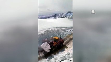 Kar kalınlığının 4 metreyi bulduğu bölgede yol açma çalışmaları - HAKKARİ