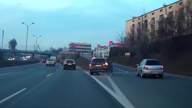 Un idiot en BMW prend la sortie au dernier moment
