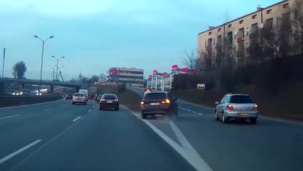 Un idiot en BMW prend la sortie au dernier moment