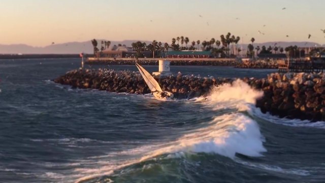 Un voilier se fait malmener et percute violemment la jetée rocheuse