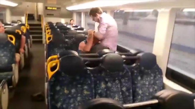 Deux hommes se battent dans un train