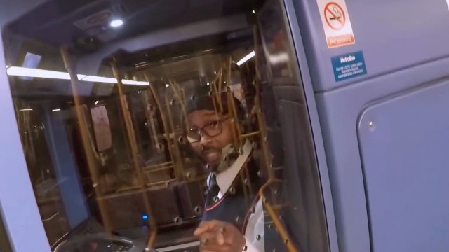 Après un road rage un motard se retrouve piégé dans un bus