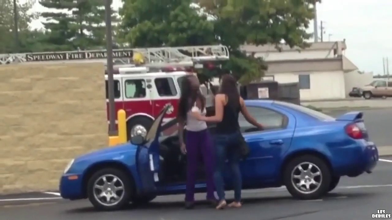 2 filles se font la misère pendant qu'il commande au drive... Mieux qu'au ciné