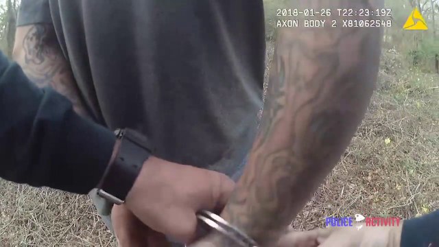 Ce policier fait tout pour ne pas avoir à tirer sur un homme armé en fuite... Bien joué