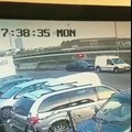 VÍDEO: le golpea por detrás y huye, pero ¿alguien sabe qué vehículo es?