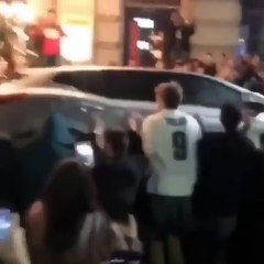 Download Video: Ces fans des Eagles renversent une voiture pour fêter la victoire au Super Bowl !