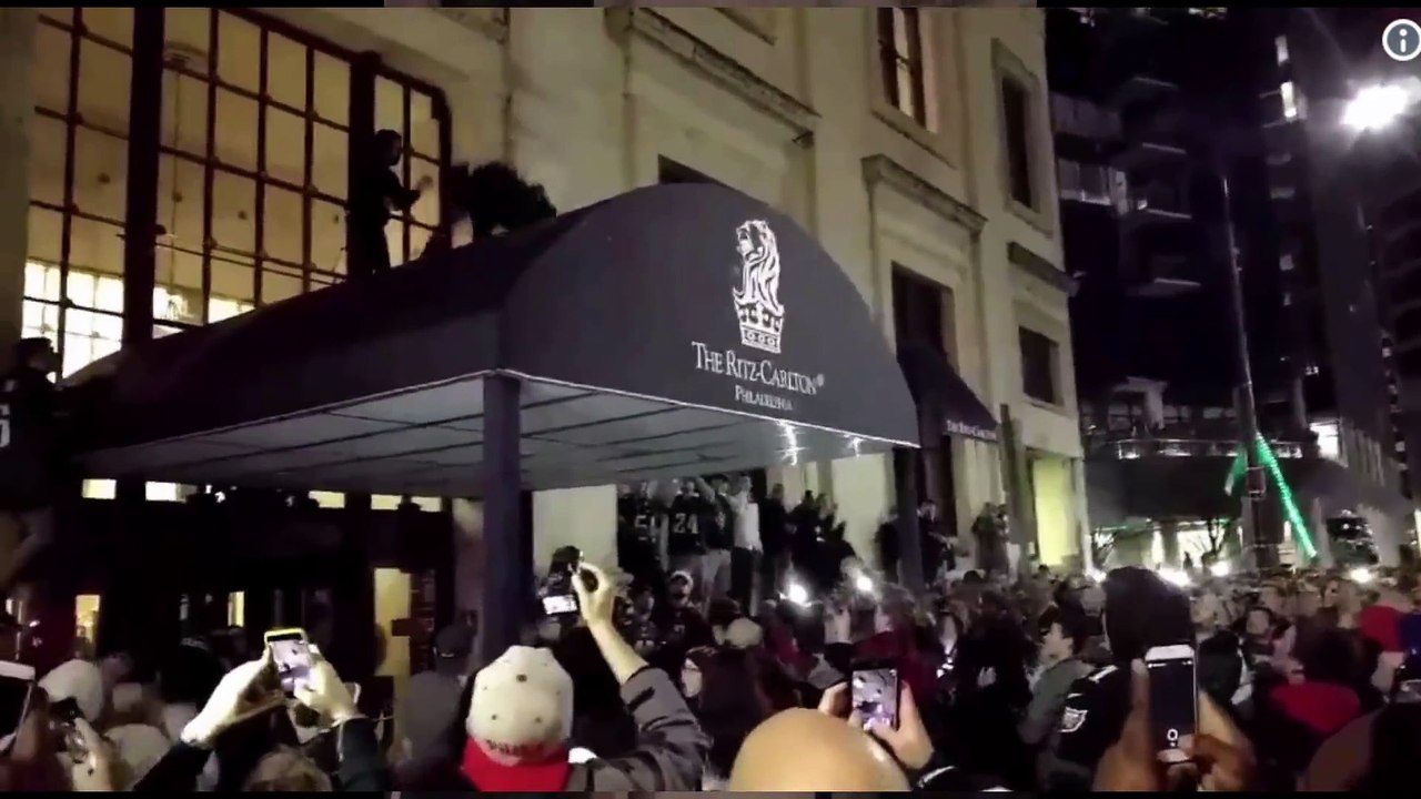 Les fans des Eagles détruisent le porche du Ritz Carlton - Hotel de Luxe à Philadelphie