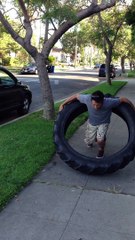 Il fait du Hula Hoops avec un Pneu de camion de 50kgs !