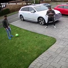 Un automobiliste trolle un homme qui est assis sur sa voiture