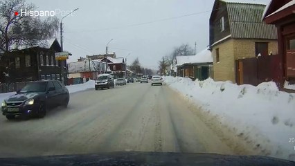Una montaña de nieve salvó a este anciano de ser atropellado por un auto