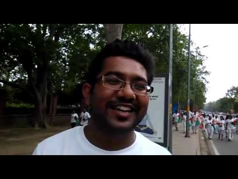 राजपथ पर योगा करने वाले लोगों के साथ बातचीत