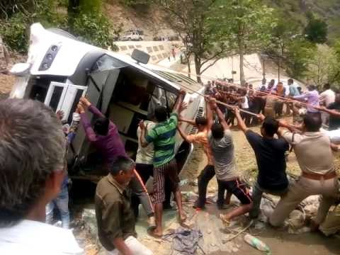 बदरीनाथ धाम से लौट रही बस देवप्रयाग के पास खाई में गिरी