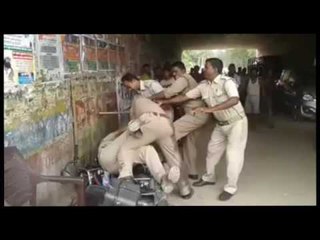 लखनऊ में वसूली विवाद में पुलिस कर्मी भिड़े