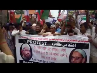 मीडिया के खिलाफ भी जाकिर समर्थकों ने जमकर की नारेबाजी